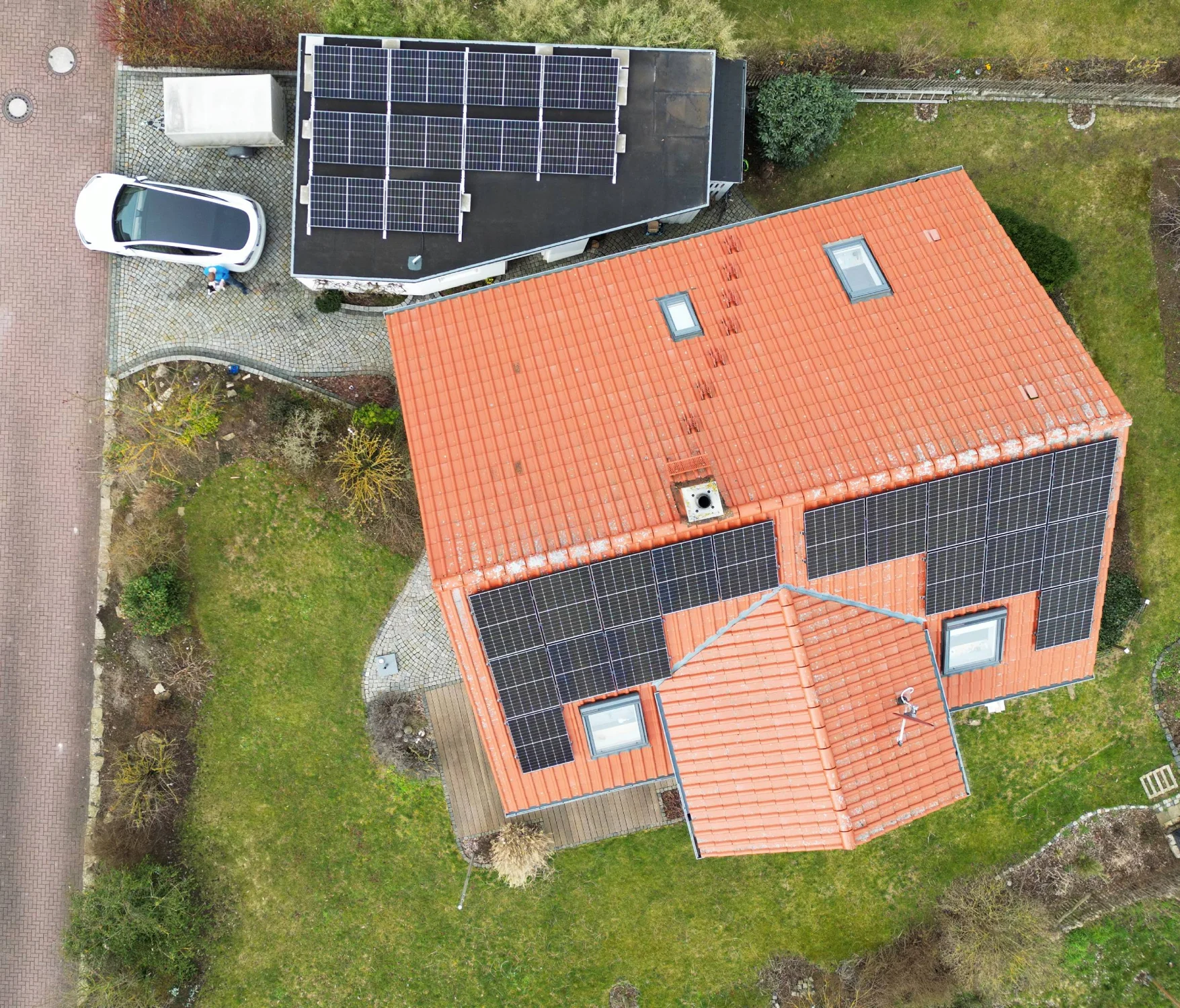 Draufsicht auf Solarmodule auf einem roten Satteldach