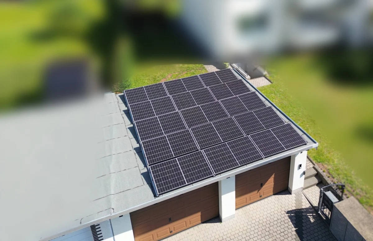 Solarmodule auf einer Doppelgarage